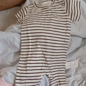 Modtaget Kortærmet Sparkedragt i Ét Stykke til Baby fra kunde K*****a.