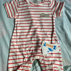 Modtaget Kortærmet Sparkedragt i Ét Stykke til Baby fra kunde E******h.