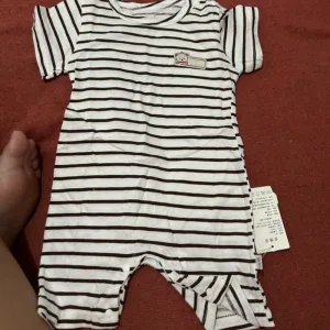 Modtaget Kortærmet Sparkedragt i Ét Stykke til Baby fra kunde I*****a.