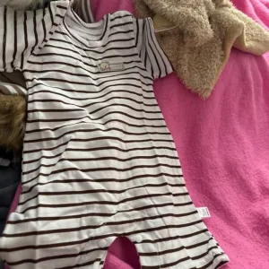 Modtaget Kortærmet Sparkedragt i Ét Stykke til Baby fra kunde D******y.