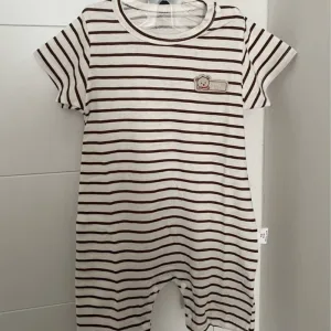 Modtaget Kortærmet Sparkedragt i Ét Stykke til Baby fra kunde V****r.