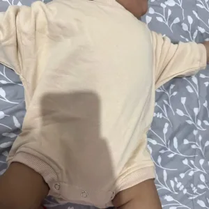 Modtaget Baby Bomuld Langærmet Bubble Romper fra kunde G*****n.